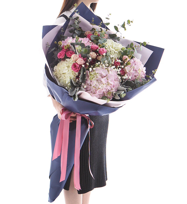 Bouquet Câlin d'Ours &amp; Protège-Toi/3 hortensias, 2 hortensias, 3 gypsophiles, 5 cinéraires, 10 feuilles d'eucalyptus (pendentifs en argent)
