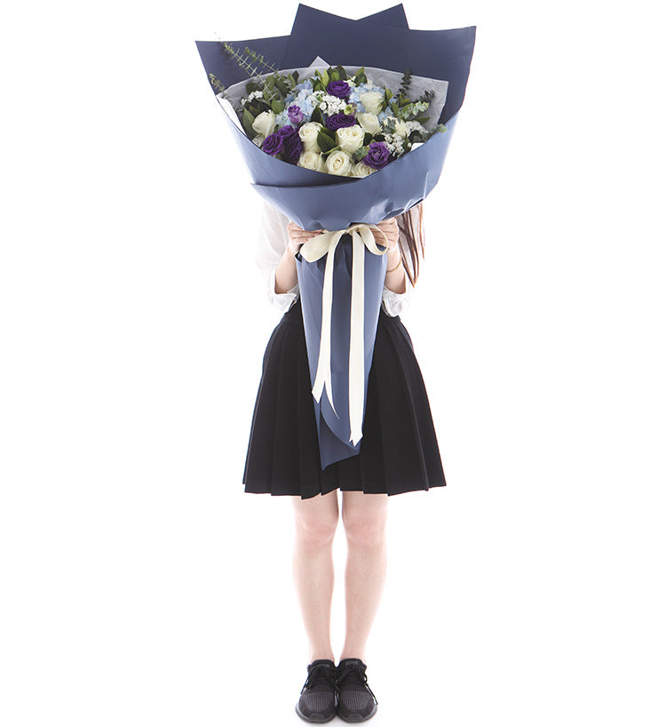 Bouquet Bear Hug &amp; Accompany You/19 roses blanches, 3 hortensias bleus, 5 platycodons violets