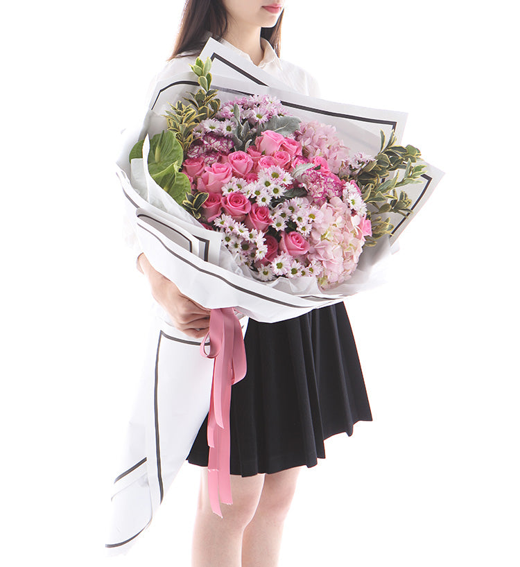 Bouquet Câlin d'Ours et Je T'aime/33 roses roses, 2 hortensias roses, 2 bouquets de marguerites blanches et roses, 7 œillets violets