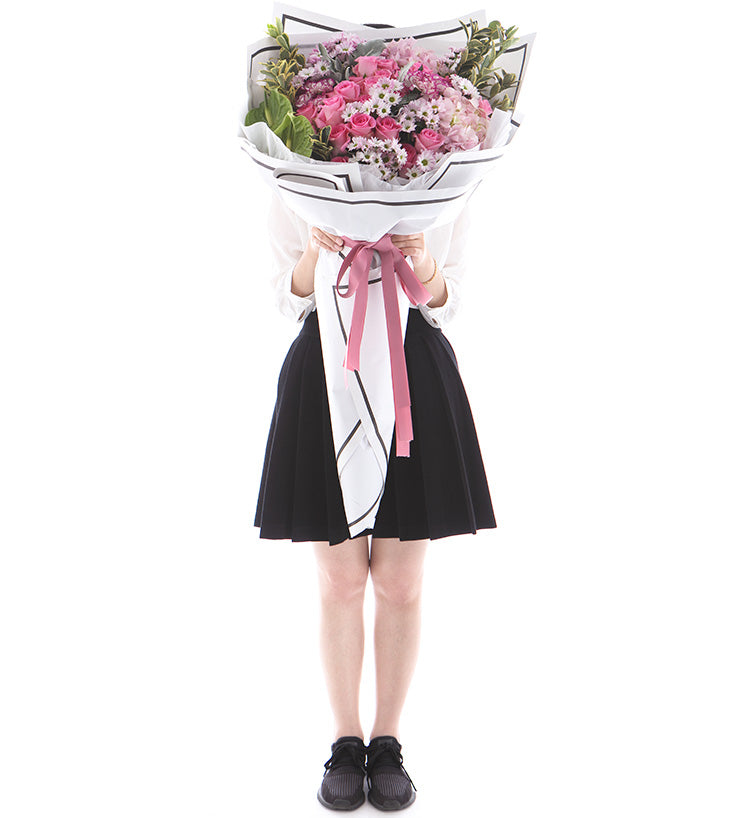 Bouquet Câlin d'Ours et Je T'aime/33 roses roses, 2 hortensias roses, 2 bouquets de marguerites blanches et roses, 7 œillets violets