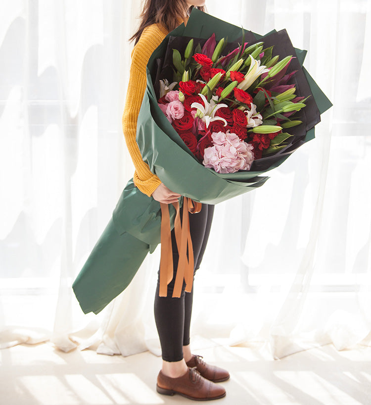 Bear Hug Bouquet &amp; Listen to You/19 carnations, 11 roses, 5 white lilies, pink hydrangea