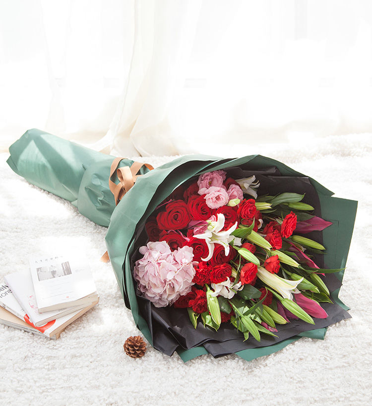 Bouquet Câlin d'ours et Écoutez-vous/19 œillets, 11 roses, 5 lys blancs, hortensia rose
