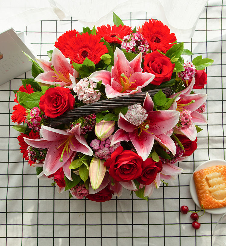Le bonheur déborde/2 lys, 8 roses, 6 gerberas