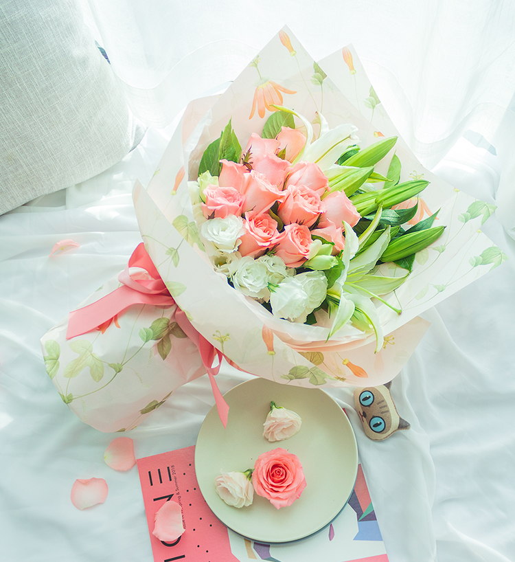 Pink Snow Lady/11 roses roses, 2 lys blancs, 5 eustomas blancs