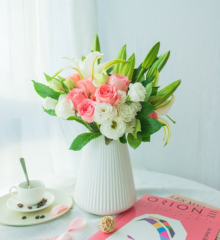 Pink Snow Lady/11 roses roses, 2 lys blancs, 5 eustomas blancs