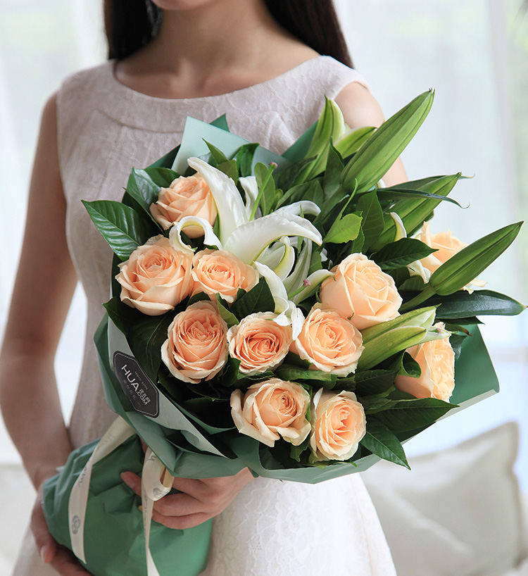 Lys chaud/11 roses/2 lys blancs