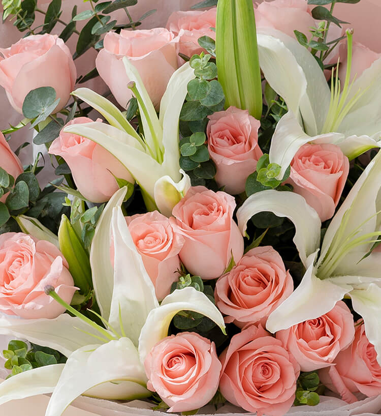 Pepsi Harmony/19 roses, 2 lys blancs, 10 feuilles d'eucalyptus