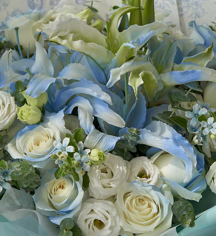 Love Like Stars/2 lys, 12 roses bleu glacier concassées, 6 fleurs étoilées bleues