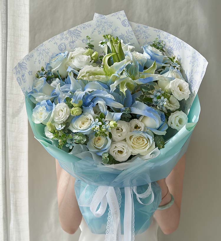 Love Like Stars/2 lys, 12 roses bleu glacier concassées, 6 fleurs étoilées bleues