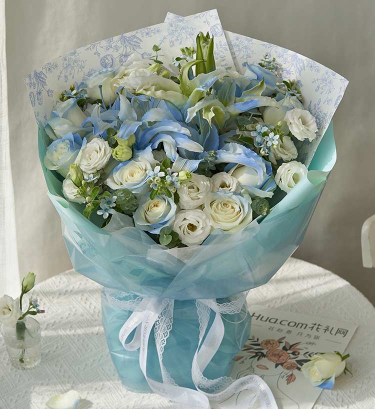 Love Like Stars/2 lys, 12 roses bleu glacier concassées, 6 fleurs étoilées bleues