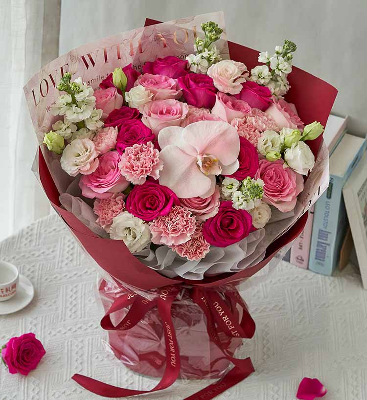 Bouquet de roses aux couleurs variées et réconfortantes : 10 roses Freud, 9 roses Roselle, phalaenopsis, œillet et violette