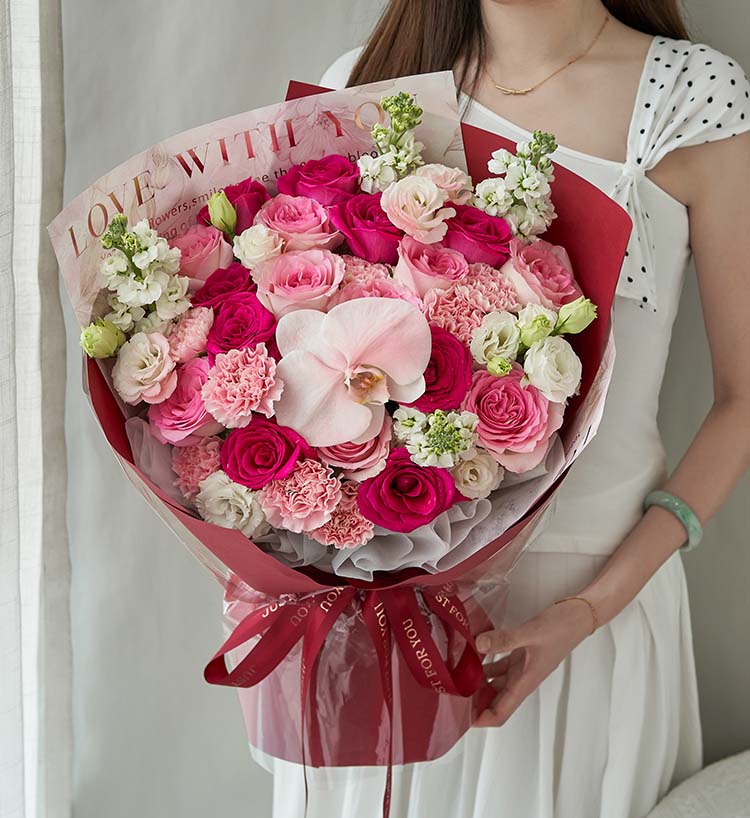 Bouquet de roses aux couleurs variées et réconfortantes : 10 roses Freud, 9 roses Roselle, phalaenopsis, œillet et violette