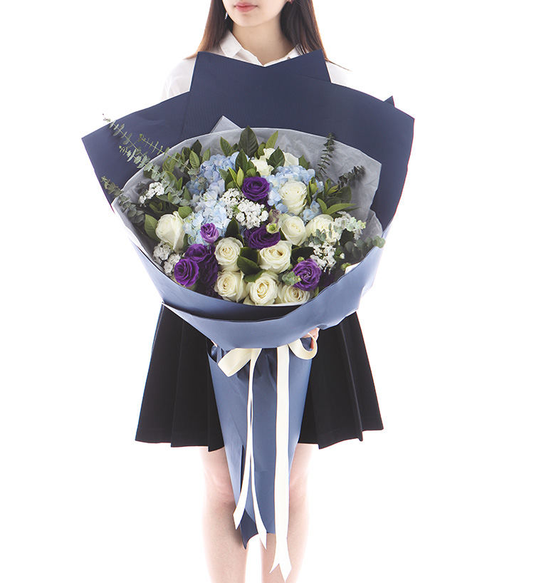 Bouquet Bear Hug &amp; Accompany You/19 roses blanches, 3 hortensias bleus, 5 platycodons violets