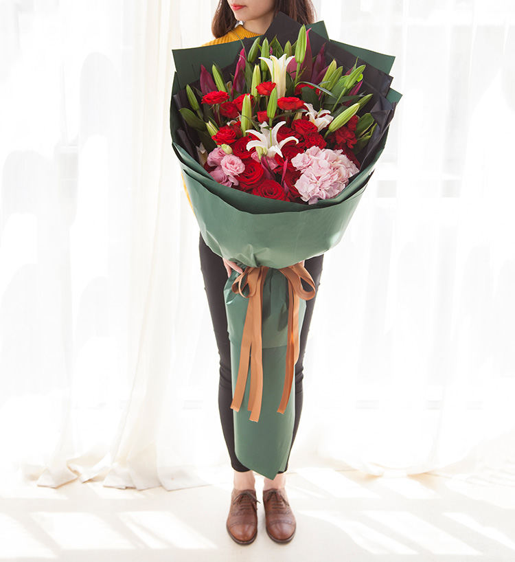 Bouquet Câlin d'ours et Écoutez-vous/19 œillets, 11 roses, 5 lys blancs, hortensia rose