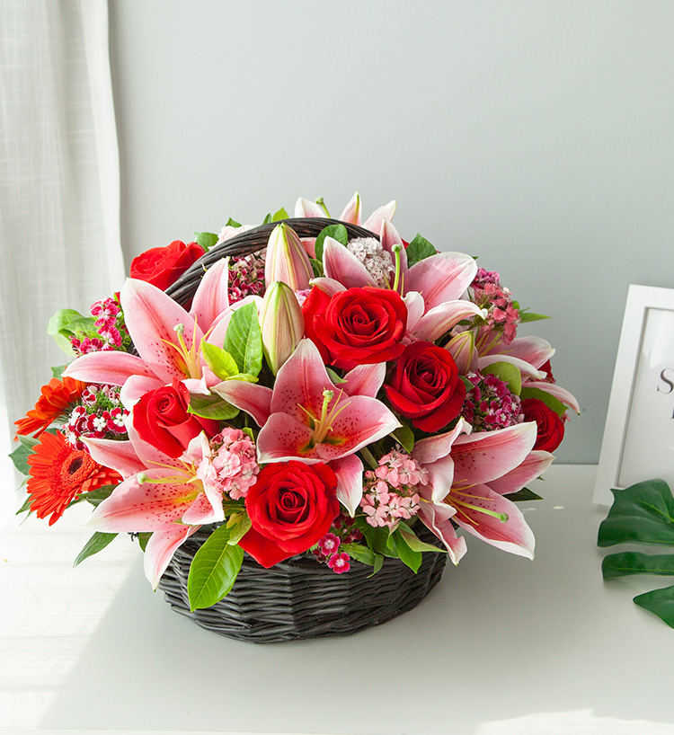 Le bonheur déborde/2 lys, 8 roses, 6 gerberas