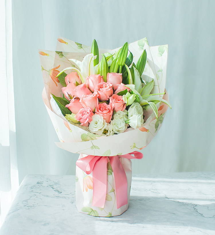 Pink Snow Lady/11 roses roses, 2 lys blancs, 5 eustomas blancs