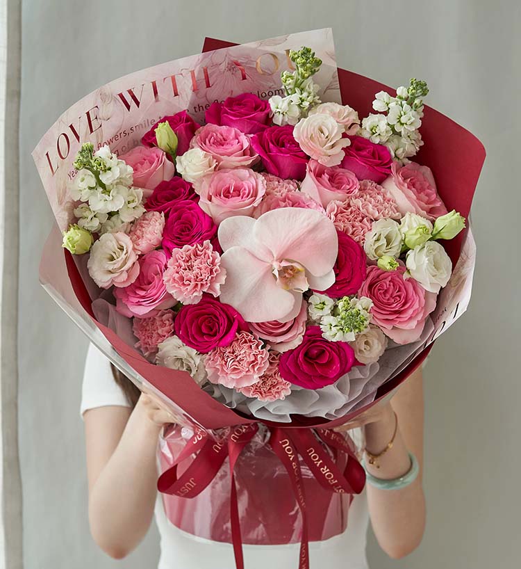 Bouquet de roses aux couleurs variées et réconfortantes : 10 roses Freud, 9 roses Roselle, phalaenopsis, œillet et violette