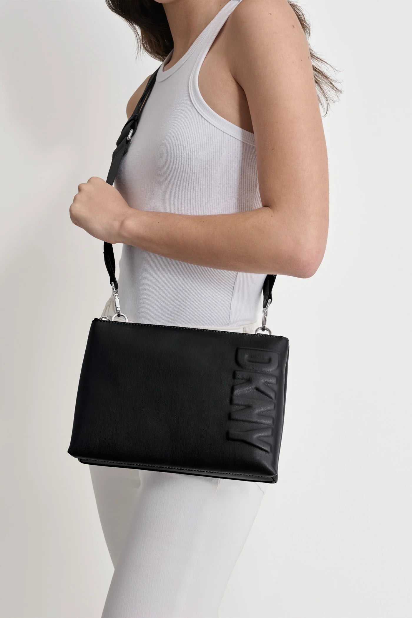 SAC BANDOULIÈRE DKNY TINSLEY AVEC LOGO EN MÉTAL