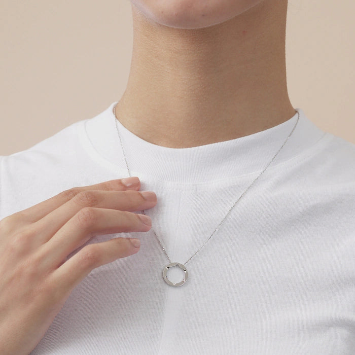 Collier en or blanc 18 carats et diamants « Timeless » de Chowsangsang