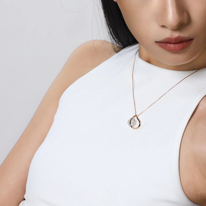 Collier Chowsangsang « Form » en or blanc et rouge 18 carats et diamants