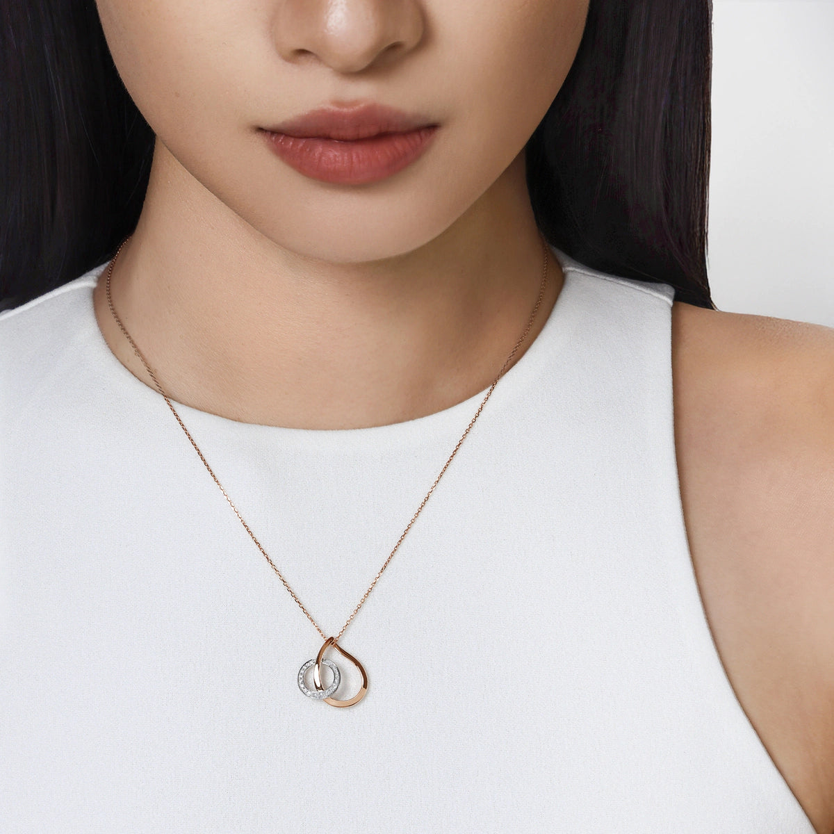 Collier Chowsangsang « Form » en or blanc et rouge 18 carats et diamants