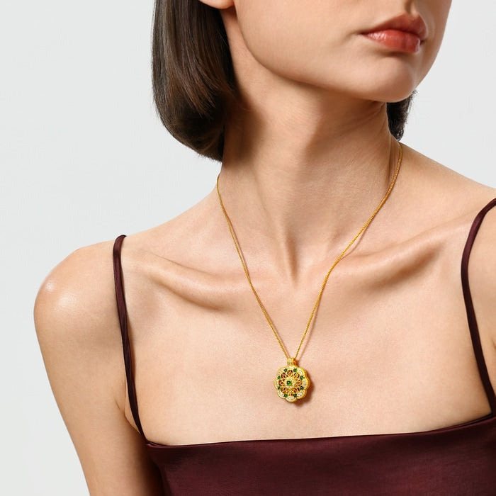 Collier Mandala en or 999,9 carats et diamants « L'Oriental » de Chowsangsang