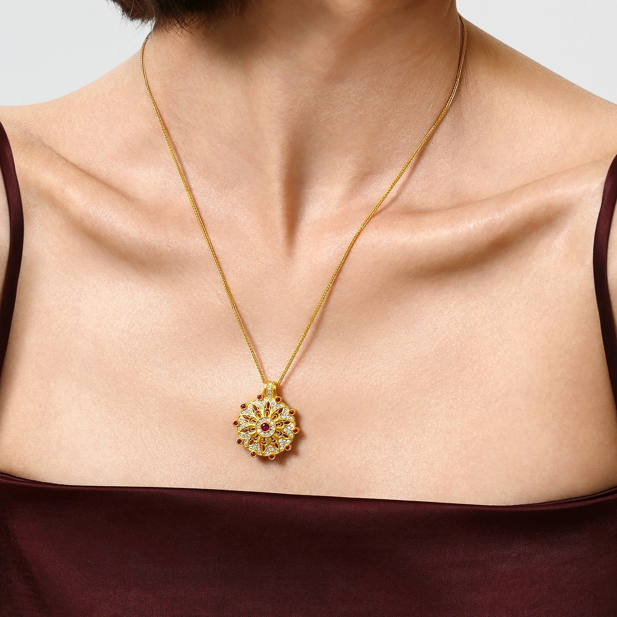 Collier Mandala en or 999,9 carats et diamants « L'Oriental » de Chowsangsang