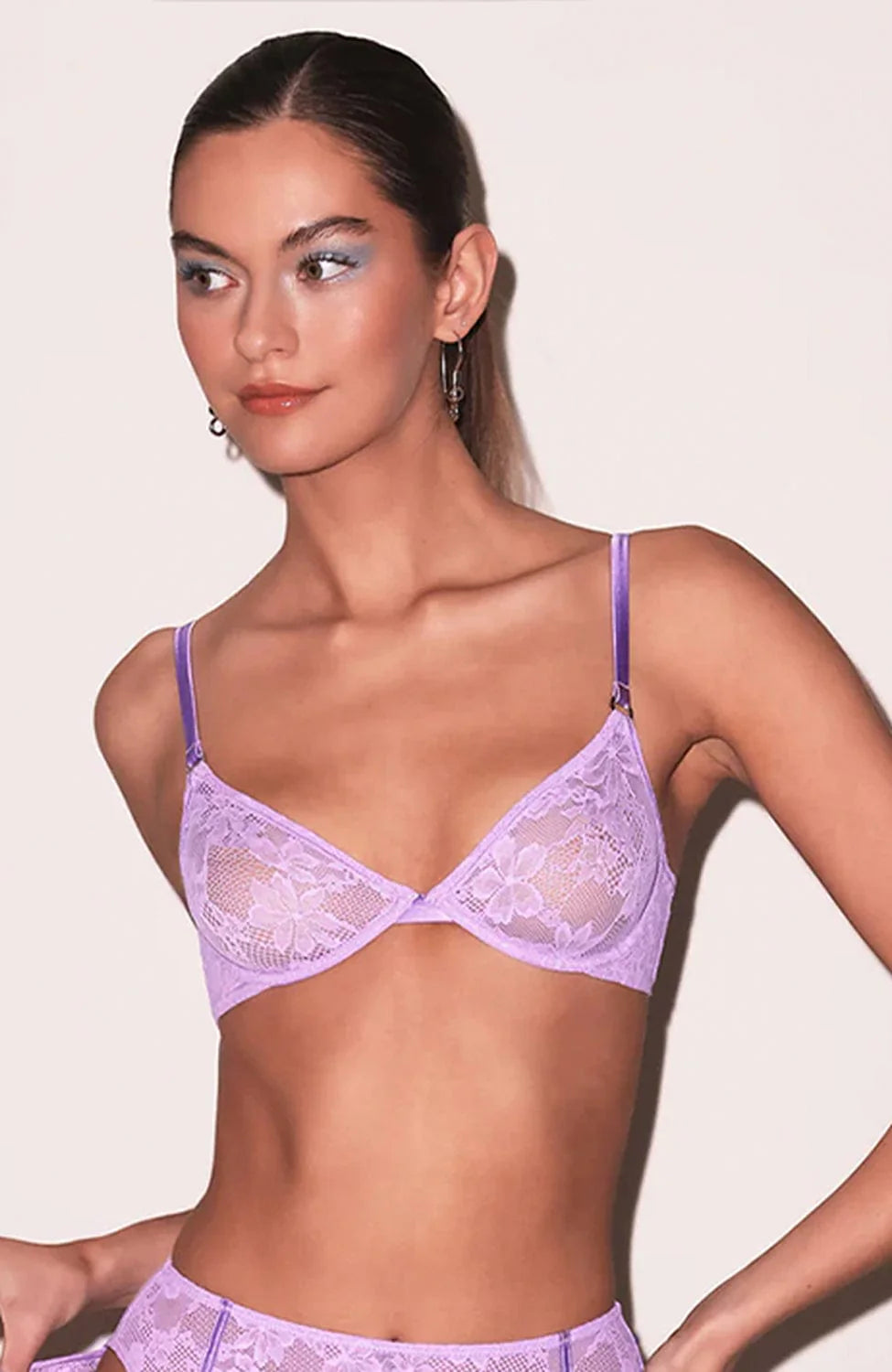 Ensemble soutien-gorge corbeille et cheeky en dentelle extensible