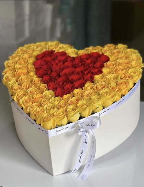Bouquet de roses aux couleurs chaudes et mélangées/en forme de cœur jaune et rouge