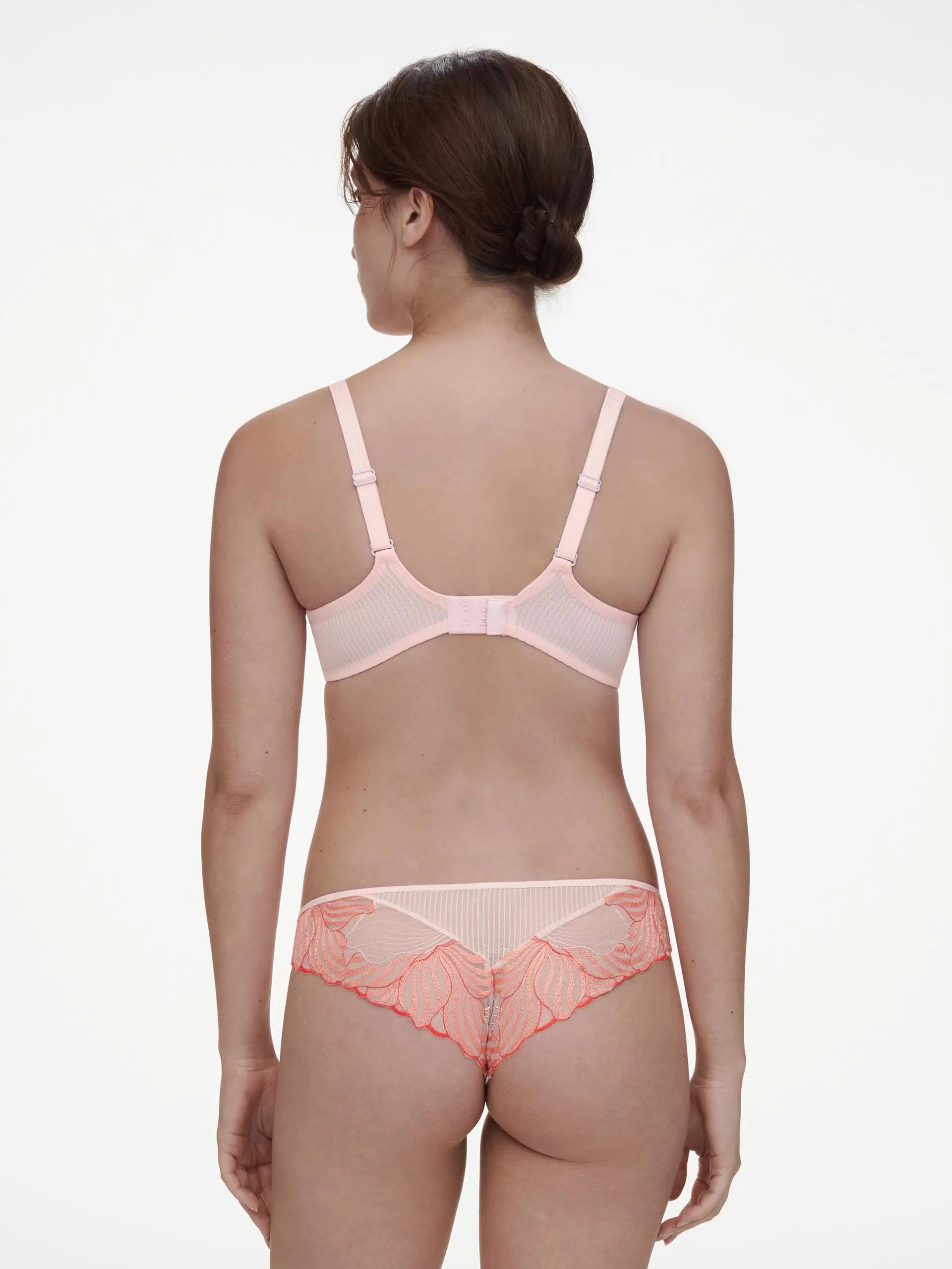 Ensemble soutien-gorge plongeant et tanga Chantelle Legend