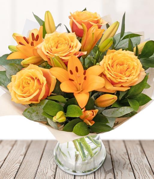 Roses et lys oranges