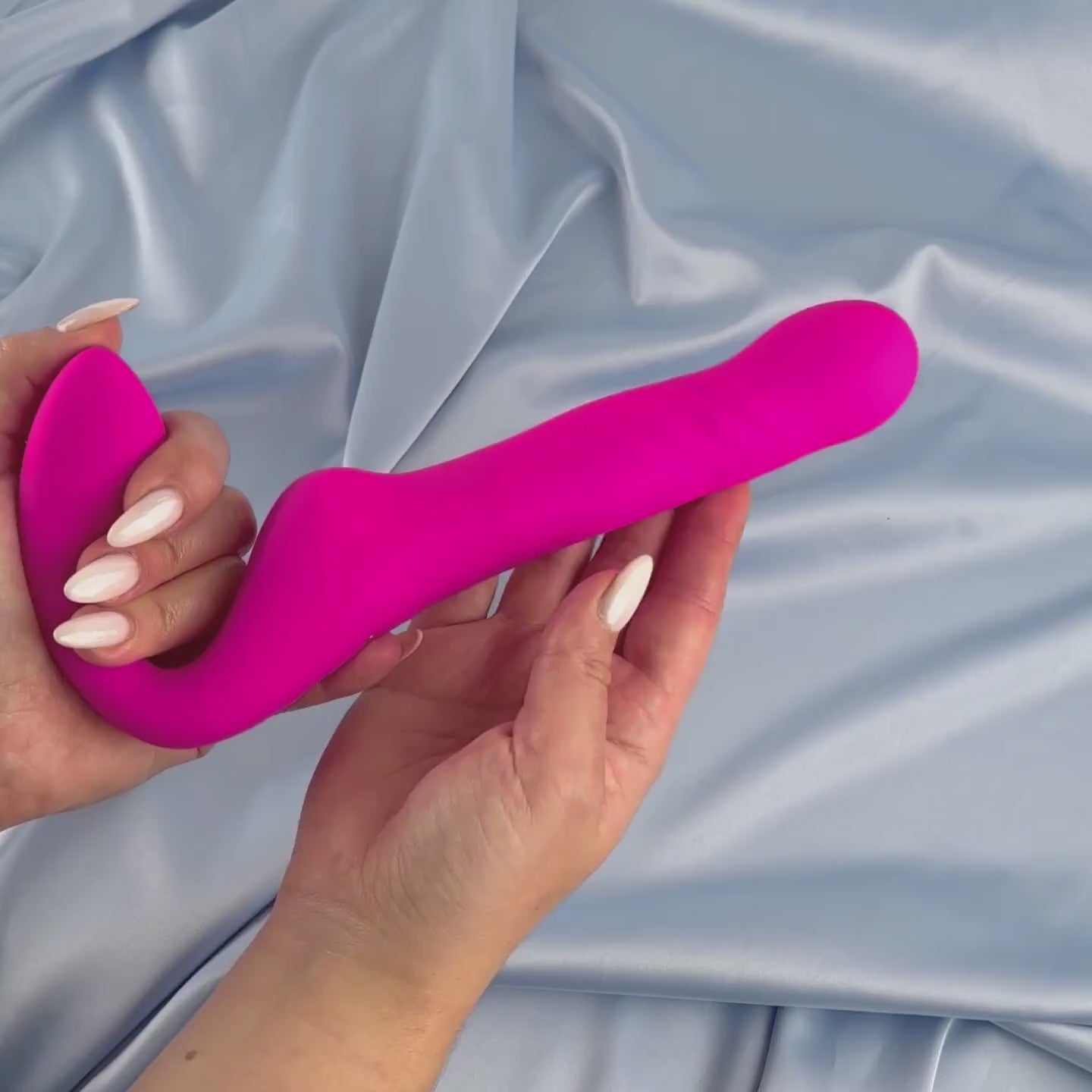 Thrust share Thrusting strapless strap on